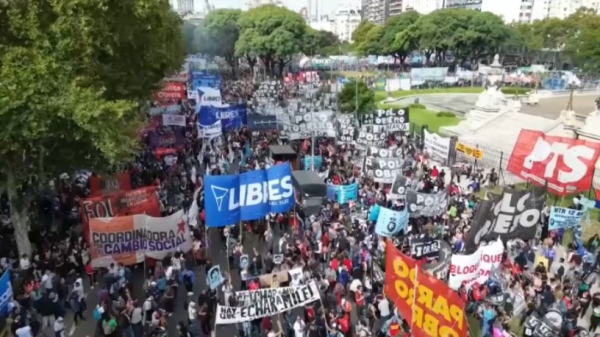 Аргентинцы протестуют против экономической политики правительства