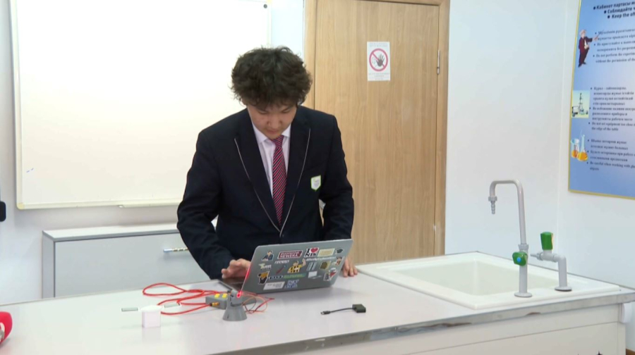 Оқушылар лазер арқылы ақпарат жеткізеді