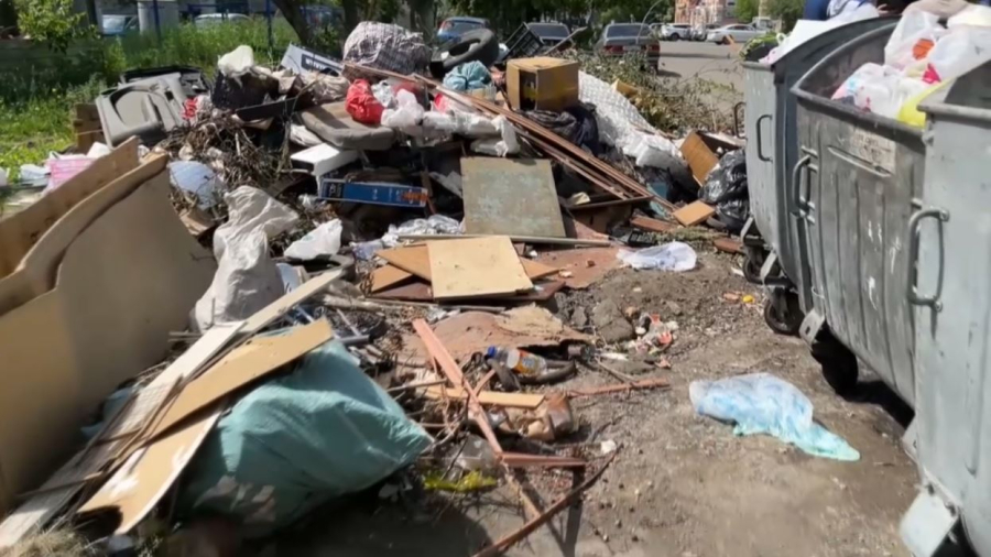 Петропавлда көпқабатты үйлердің ауласы қоқысқа толып барады