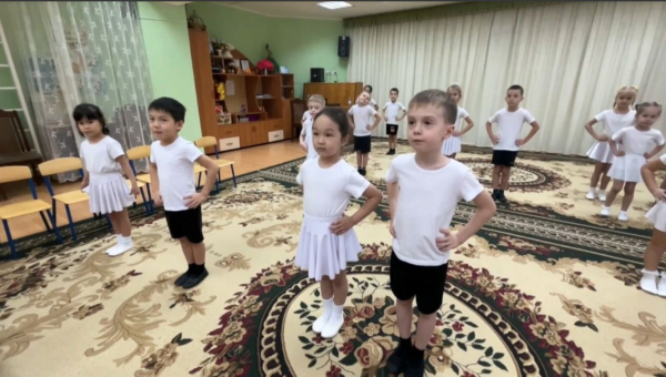 Петропавлда есту қабілеті нашар хореограф балаларға би үйретеді