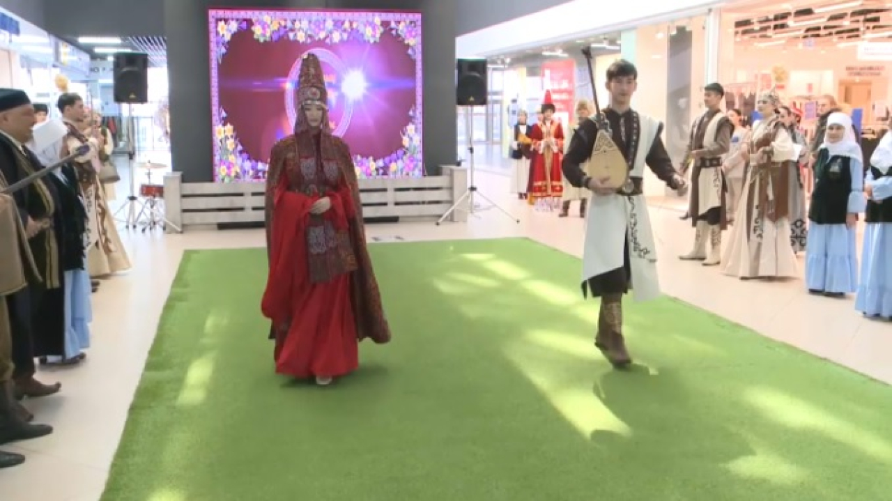 Показ национальной одежды организовали в Караганде