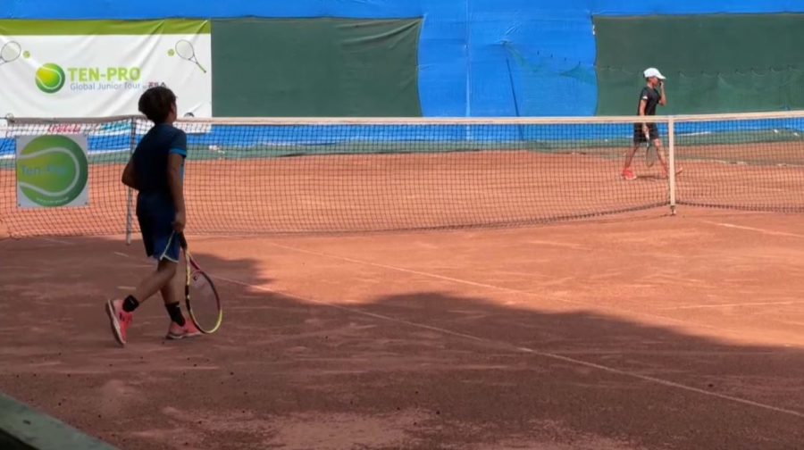 Казахстанские юниоры выступают на теннисном турнире в Тбилиси