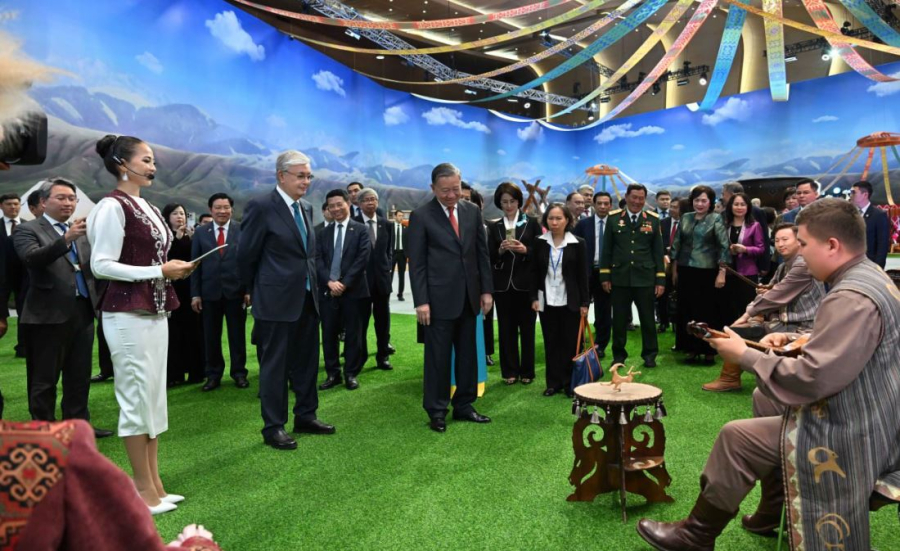 Қасым-Жомарт Тоқаев пен То Лам «Этноауыл» көрмесін аралады