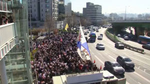 Сотни человек вышли на митинг в Сеуле в поддержку президента Южной Кореи