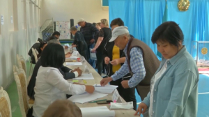 В Таразе проголосовавших опрашивали представители общественных организаций