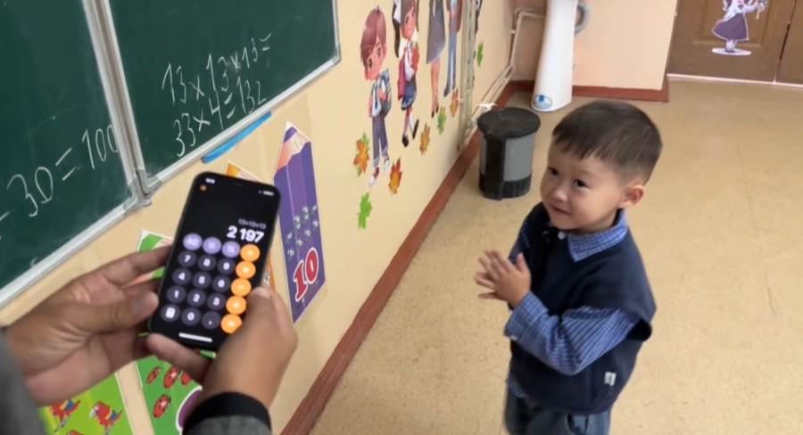 Төрт жастағы оқушы есепке жүйрік