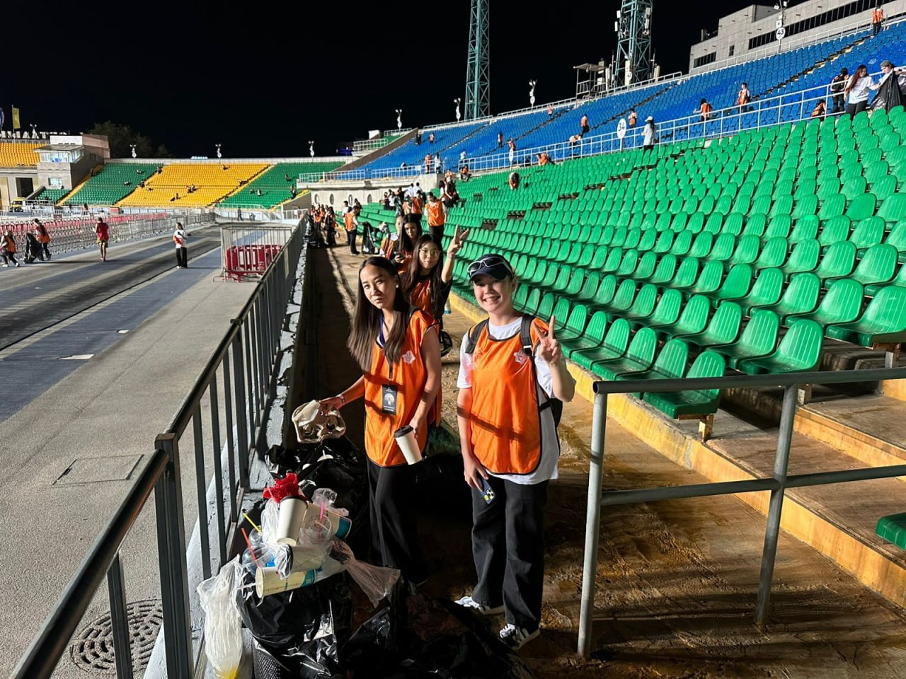 Алматинцы убрали стадион после концерта Джей Ло