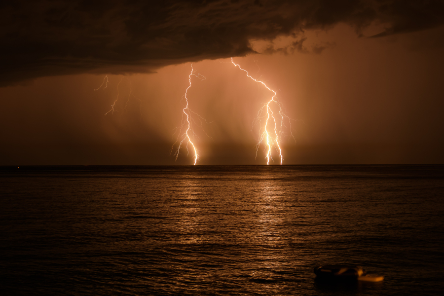 Дождь, грозы и сильный ветер ожидаются в Казахстане