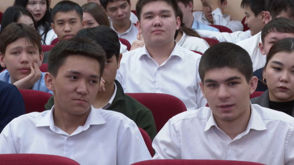 Жоғары көлік және коммуникация колледжінің студенттері саладағы үздік түлектермен кездесті