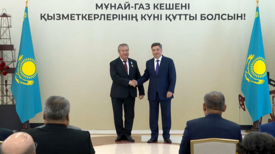 Олжас Бектенов вручил нефтяникам госнаграды от имени Президента
