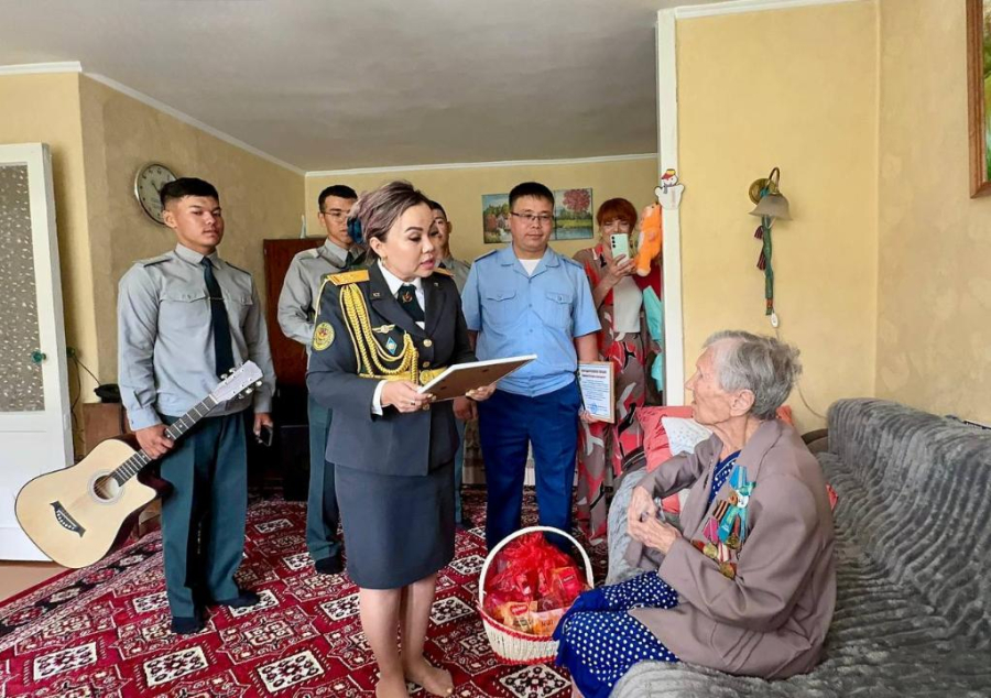 Военнослужащие поздравили ветерана войны с вековым юбилеем в Алматы