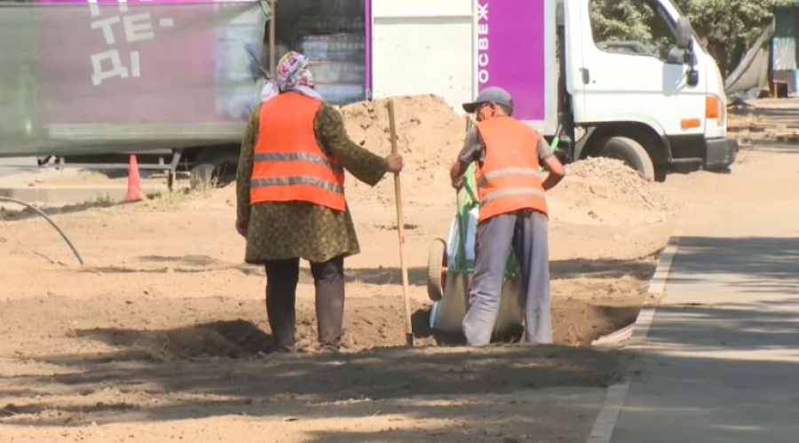 Алматыда арықтар бетон плиталармен жабылып жатыр