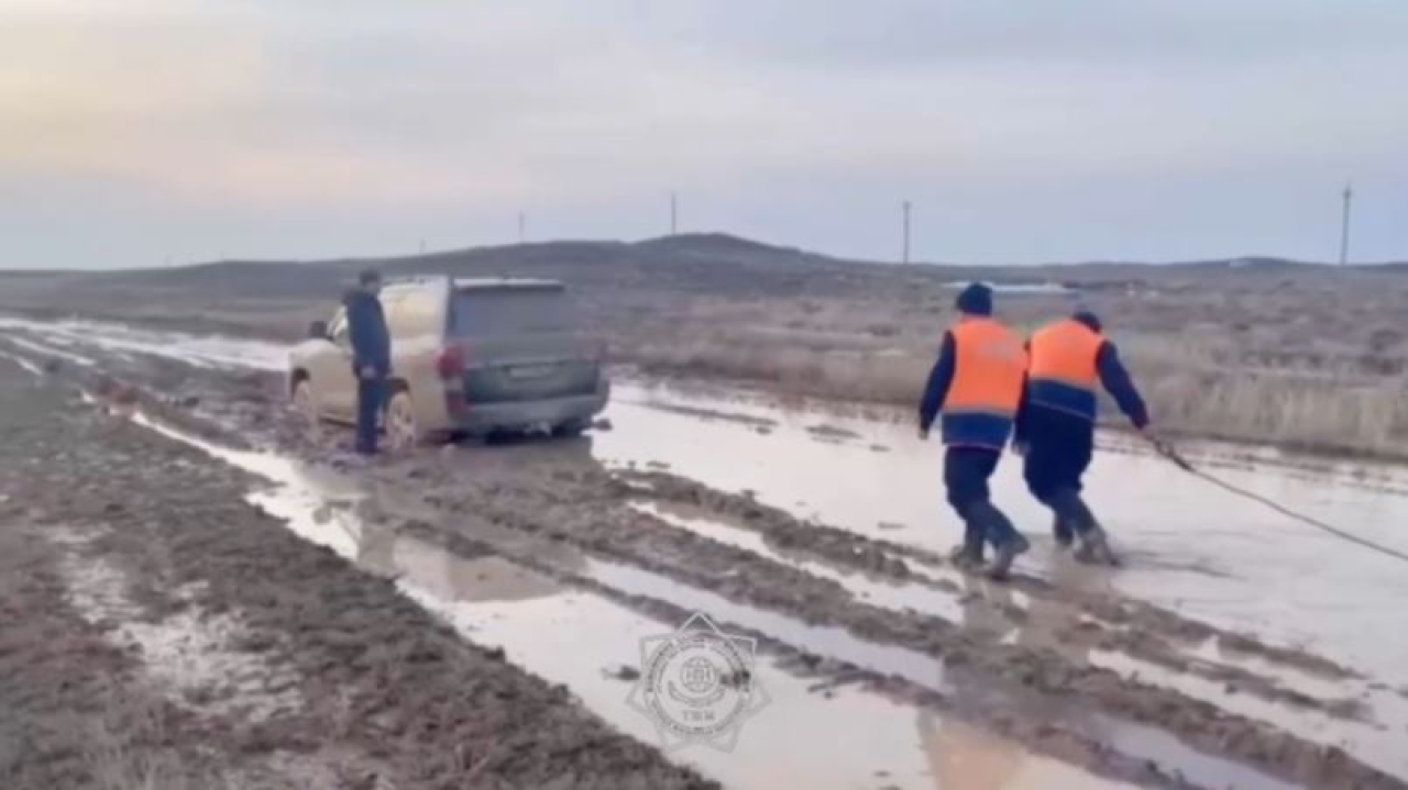Спасатели МЧС помогли водителям выбраться из грязевого плена