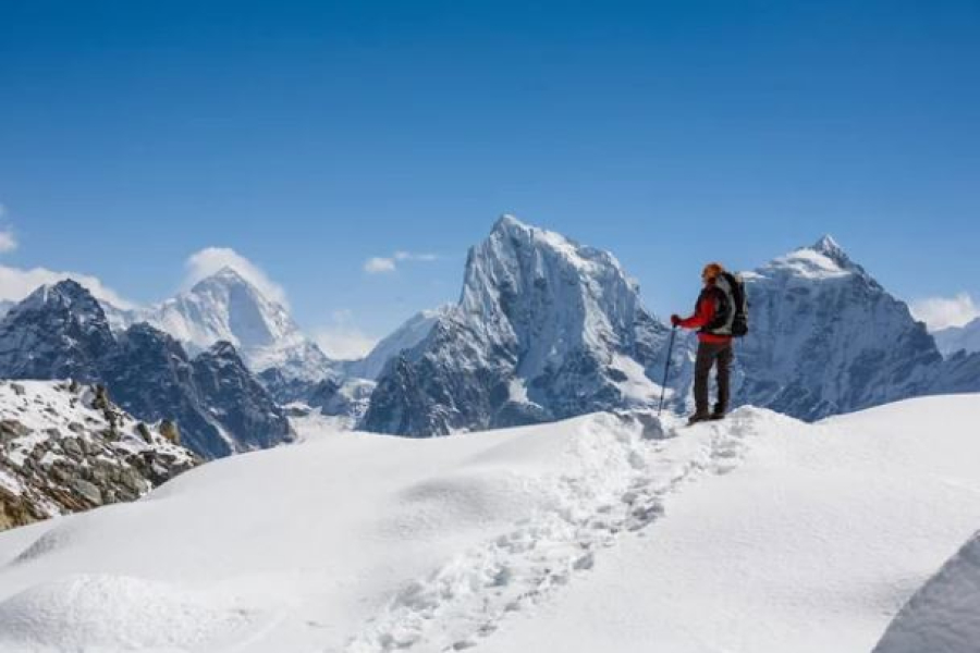 Власти Непала повысили плату за восхождение на Эверест