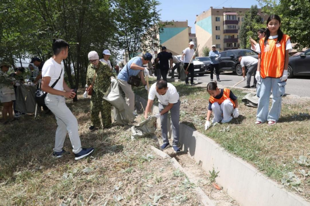 «Таза Қазақстан»: жители, артисты и общественники вместе убрали двор в Алматы