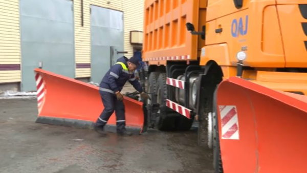 745 рабочих чистят дороги от снега в Акмолинской области