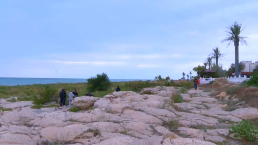 Полицейские вышли на уборку побережья Каспия