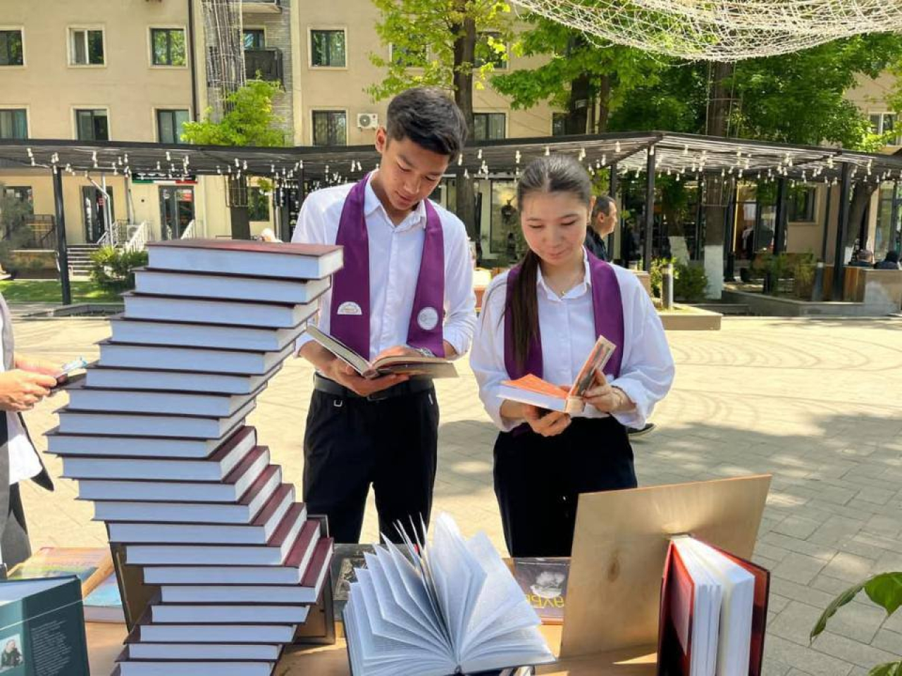 Меценаты, мастера слова и школьники — вместе в День книги