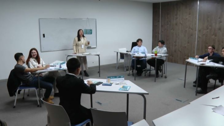 Дебатный турнир AMANAT CUP стартовал в Астане