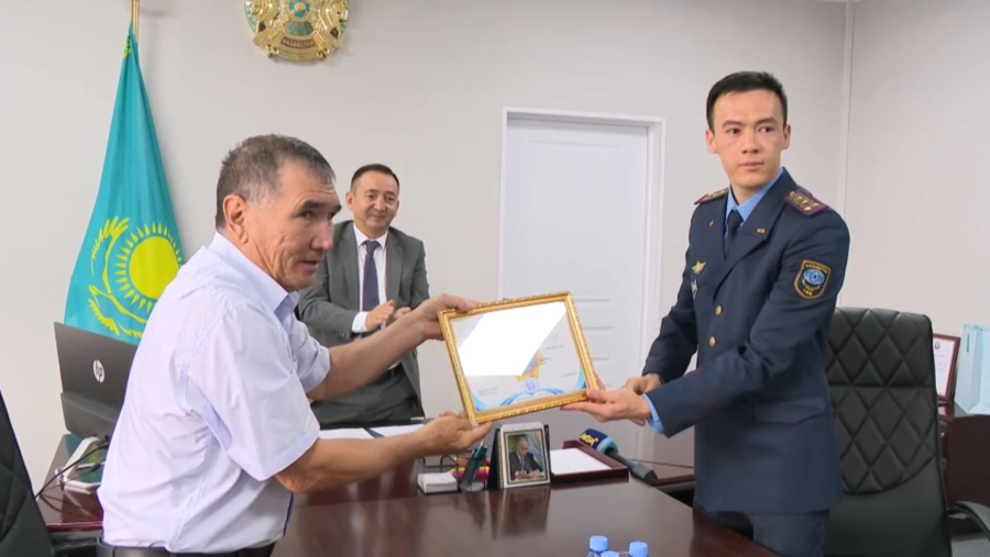 Баланы иттен құтқарған азамат марапатталды