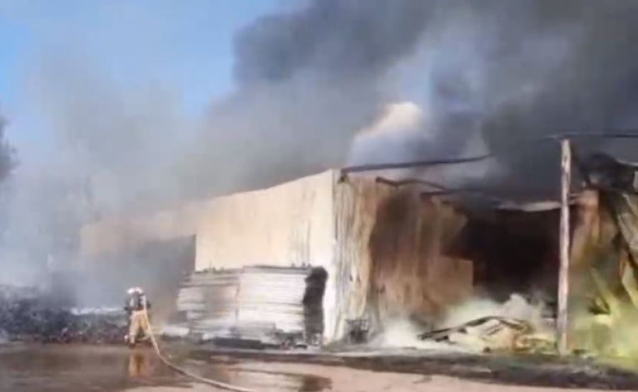 Пожар вспыхнул на складе в Алматы