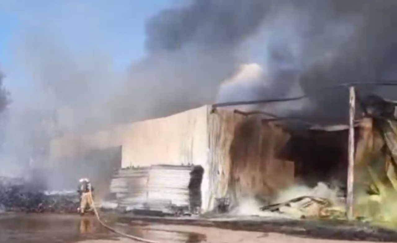 Пожар вспыхнул на складе в Алматы