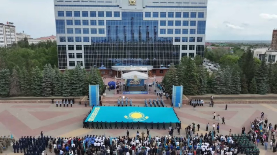 20-метровый флаг вынесли на центральную площадь Костаная