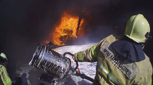 Огнеборцы потушили пожар на складе вторичного сырья в Талдыкоргане