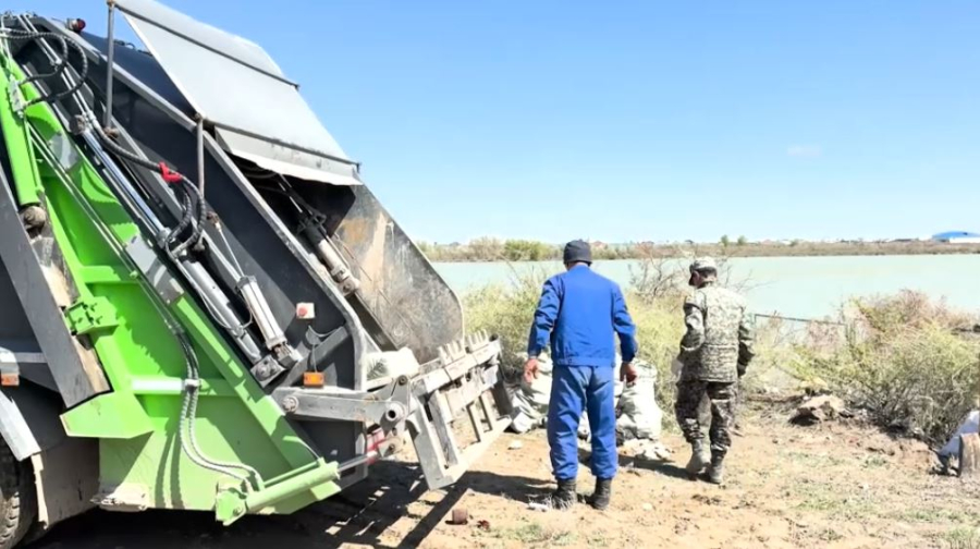 Кызылординские школьники и волонтёры собирают мусор во время бега