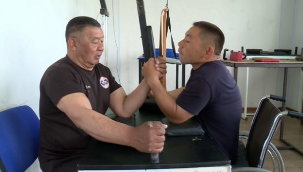 Рекордсмен из области Жетісу бесплатно тренирует детей с инвалидностью