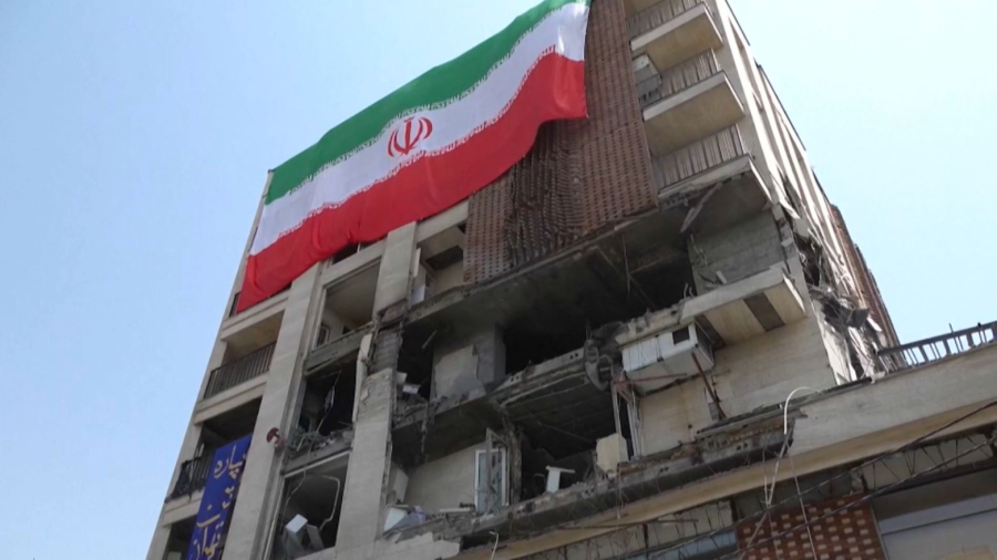 Тегеран халқы қираған үйіне оралып жатыр