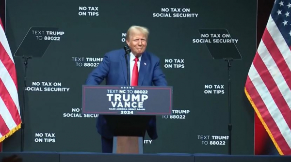 Трамп словесно атаковал Камалу Харрис на митинге в Северной Каролине