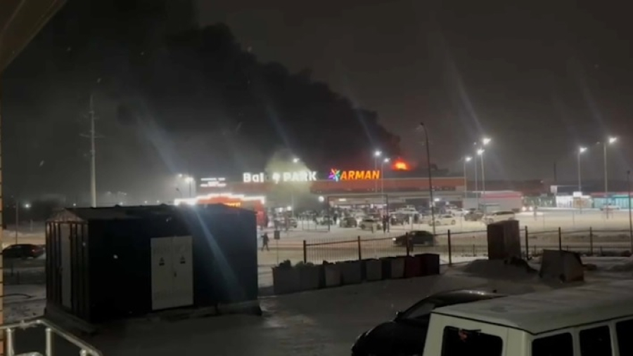 Детский развлекательный центр горит в Семее