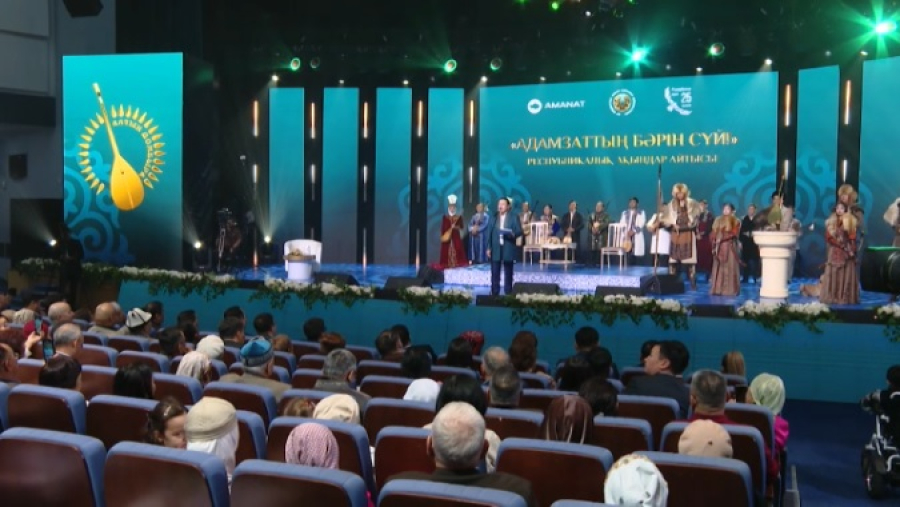 Победителю республиканского айтыса подарили квартиру