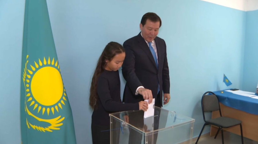 Аким Актюбинской области проголосовал на участке № 541