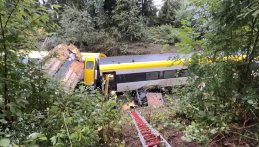 Поезд сошел с рельсов в Германии: трое погибших