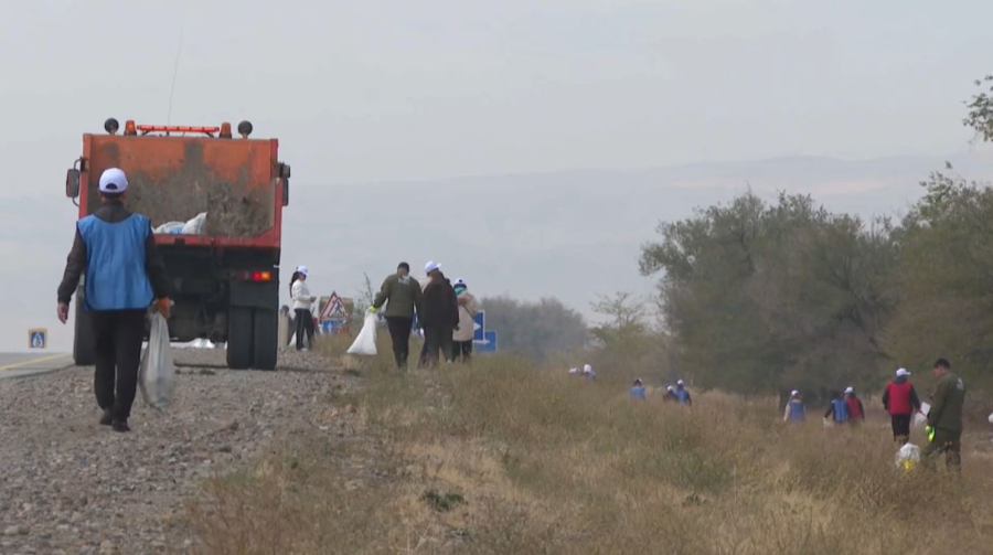 60 тонн мусора собрали вдоль автомагистралей в Жамбылской области