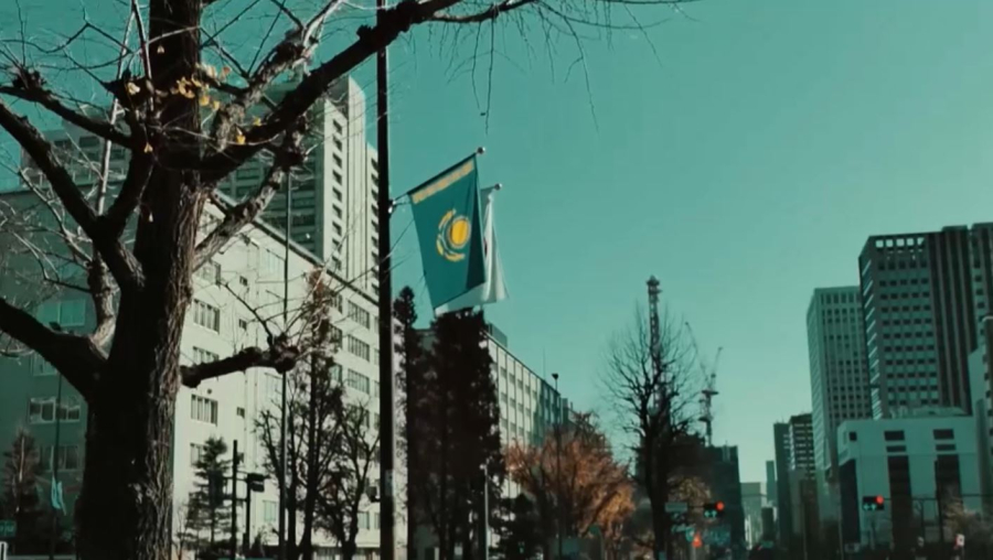 Токио халқы Қазақстан туын фотоға түсіріп жатыр