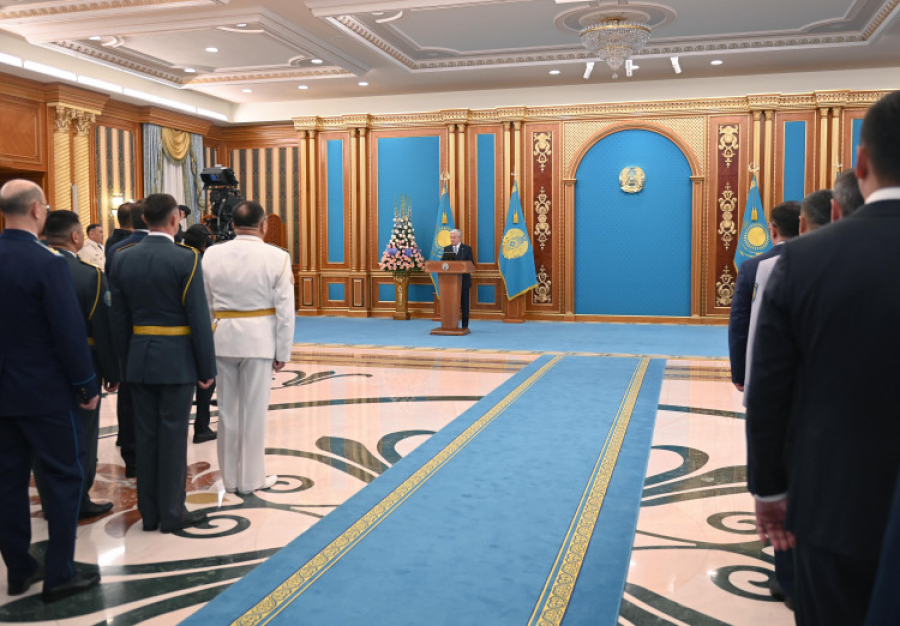 Токаев наградил офицеров и солдат ко Дню защитника Отечества