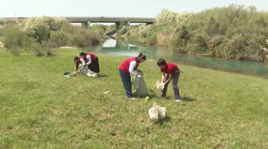 Туркестанские студенты провели экоакцию на прибрежье реки Карашык