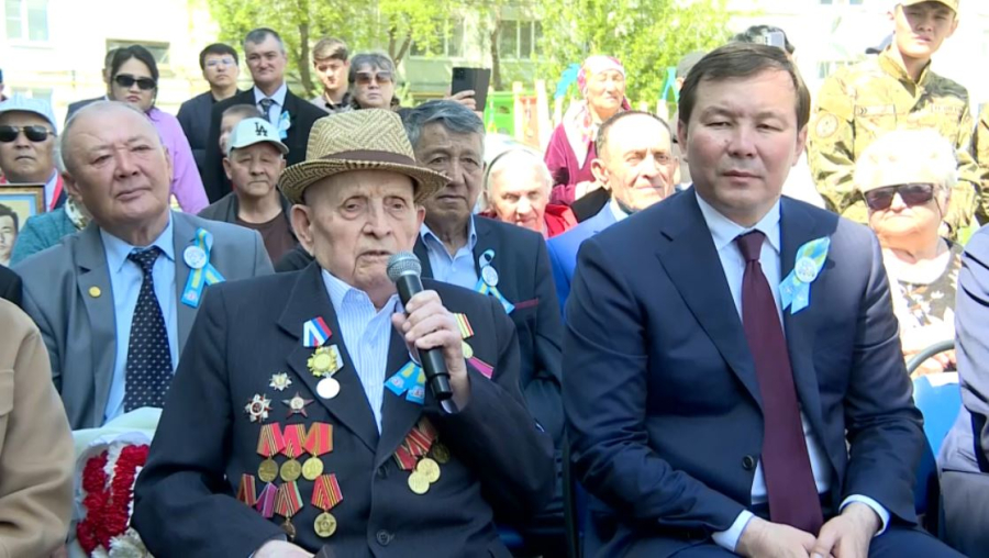 Ақтөбе облысының әкімі соғыстың соңғы ардагерін Жеңіс күнімен құттықтады