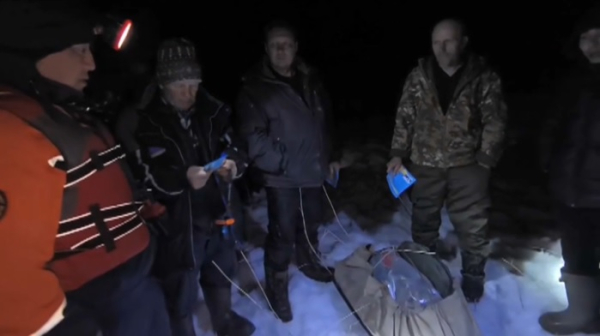 Рыбаков со льдин эвакуируют спасатели в ВКО
