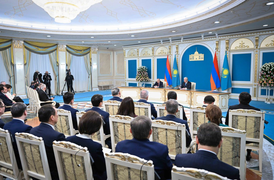 Касым-Жомарт Токаев и Никол Пашинян провели брифинг для представителей СМИ