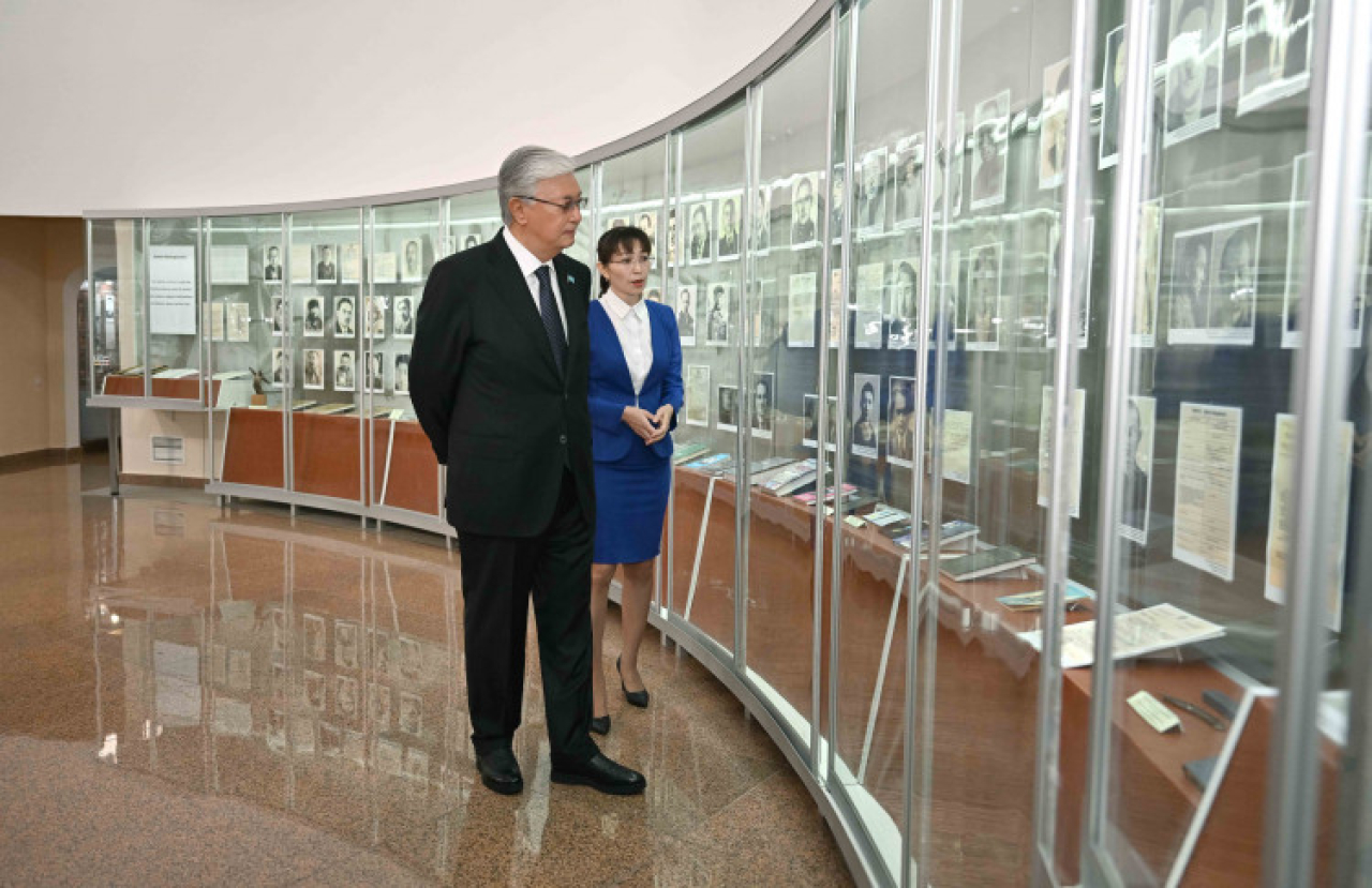 Президент осмотрел музей «АЛЖИР»