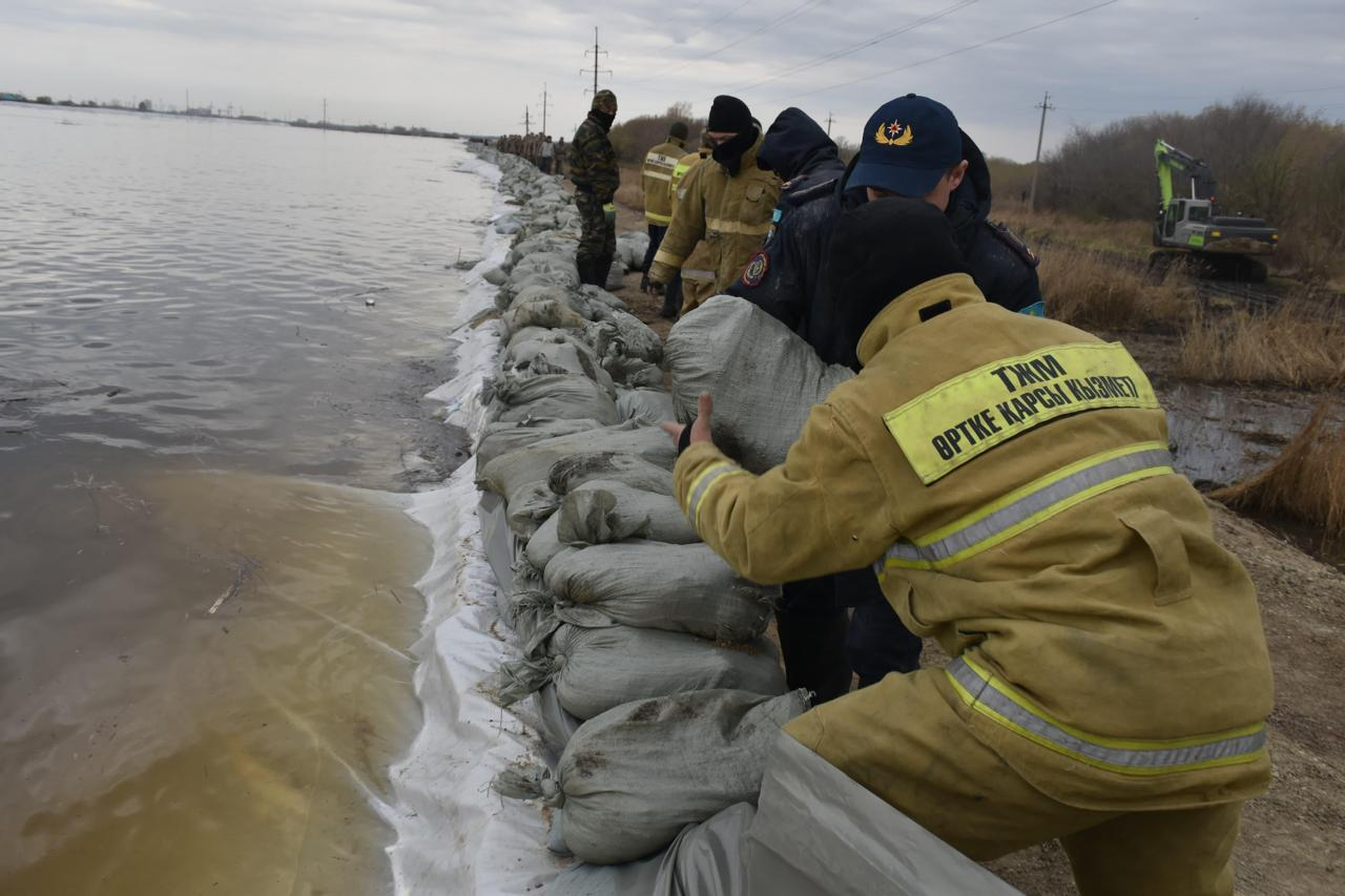 Работы по укреплению дамб продолжаются