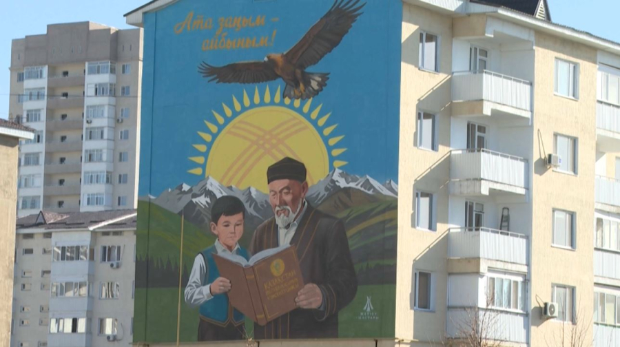 Мурал «Ата заңым – айбыным» открыли в Талдыкоргане