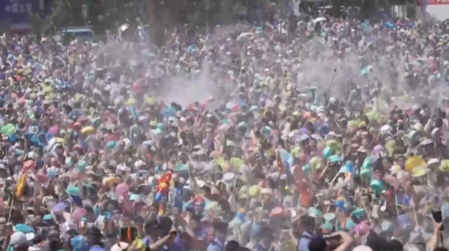 Фестиваль обливания водой в Китае привлёк миллионы туристов
