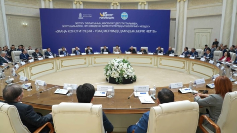 Ашимбаев обсудил проект новой Конституции с общественностью Жетысу