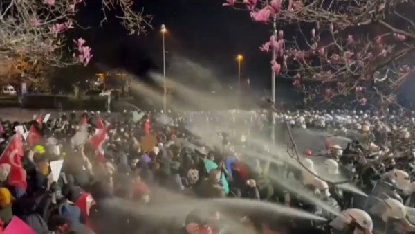 Свыше 300 человек задержали после акций в поддержку мэра Стамбула