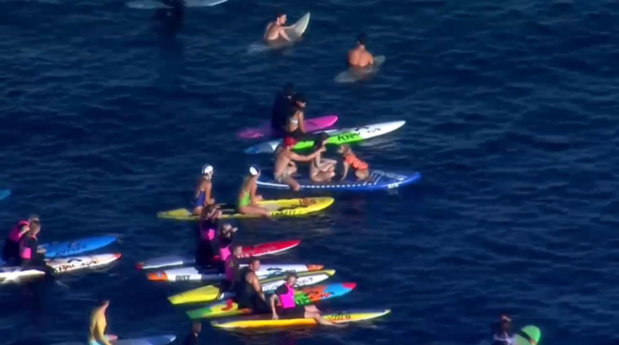 Сёрферы почтили жертв стрельбы в Сиднее